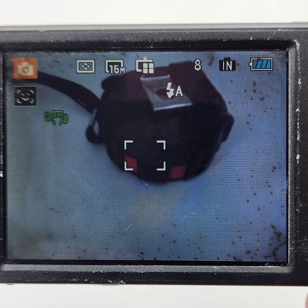 GE E1680W Digital Camera 16MP 8x Optical Zoom 3.0 LCD HD Vid Needs Lens Cleaning